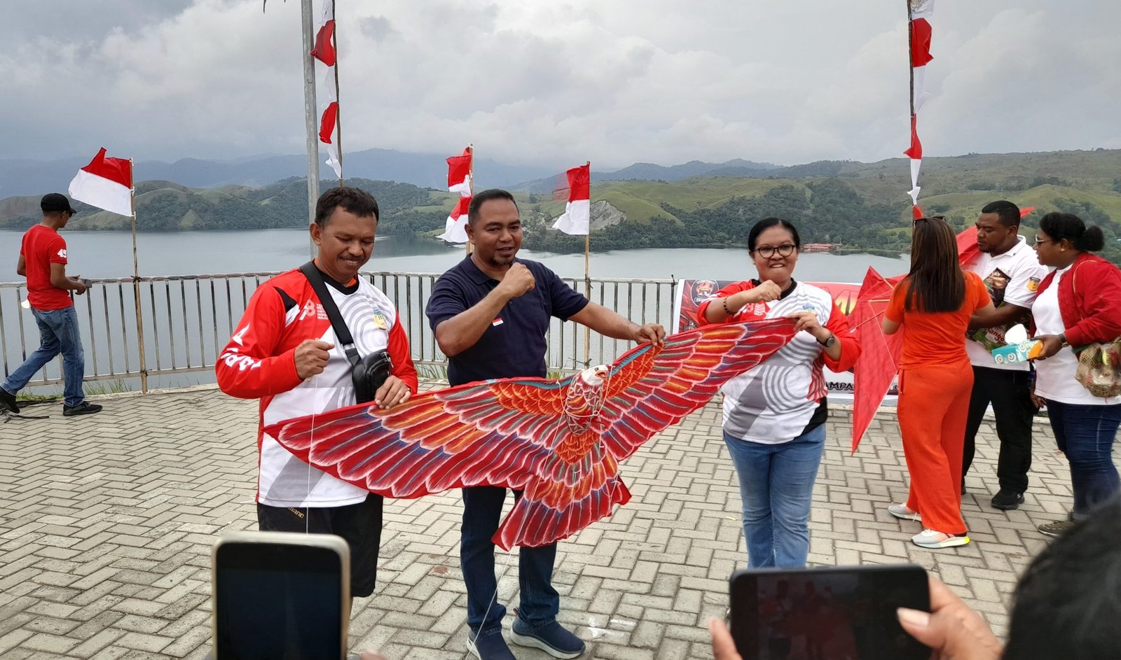 Festival Layangan Dan Pemasangan Bendera Merah Putih Di Bukit Tungkuwiri Tajuk Papua